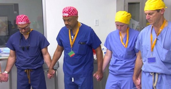 Henri-Ford mütét elött n